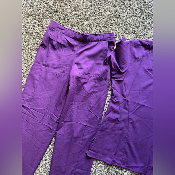 Wonder wink. Womens scrub set. Various sizes. - Picture 3 of 9